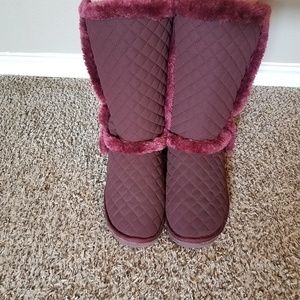 Maroon boots w/ fur trim